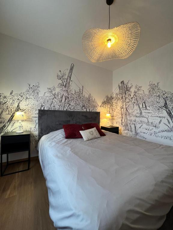 um quarto com uma grande cama branca e 2 candeeiros em MUSCAT - Bel appartement rénové récemment - au pied du vignoble - parking gratuit em Riquewihr