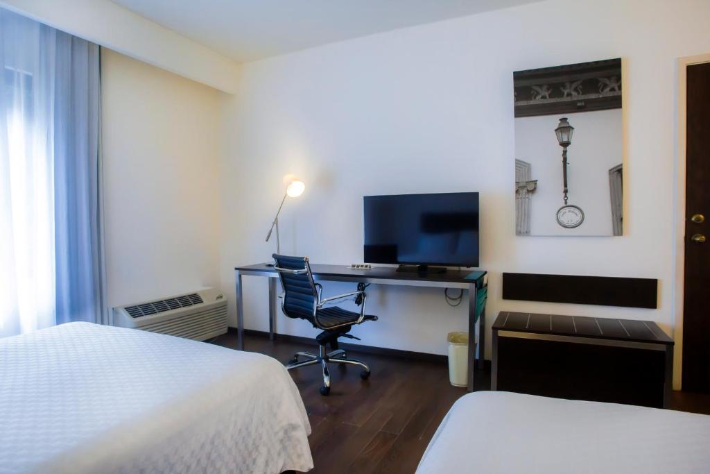 TV a/nebo společenská místnost v ubytování Fiesta Inn Xalapa