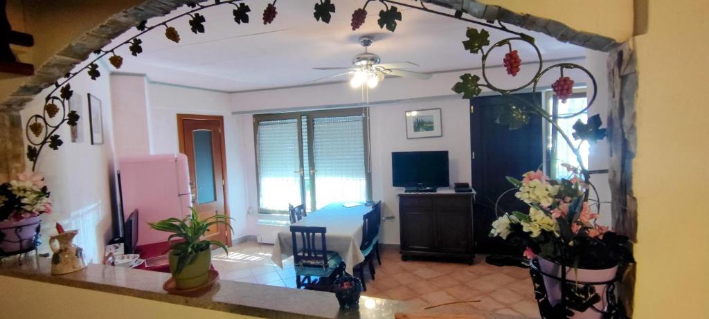 una sala de estar con un arco en una habitación con flores en appartamento al mare, en Marina Julia