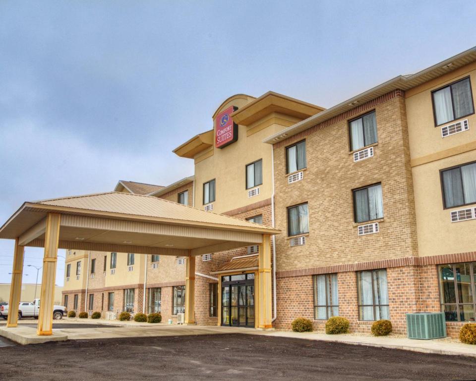 una vista frontale di un hotel con parcheggio di Comfort Suites Plymouth near US-30 a Plymouth