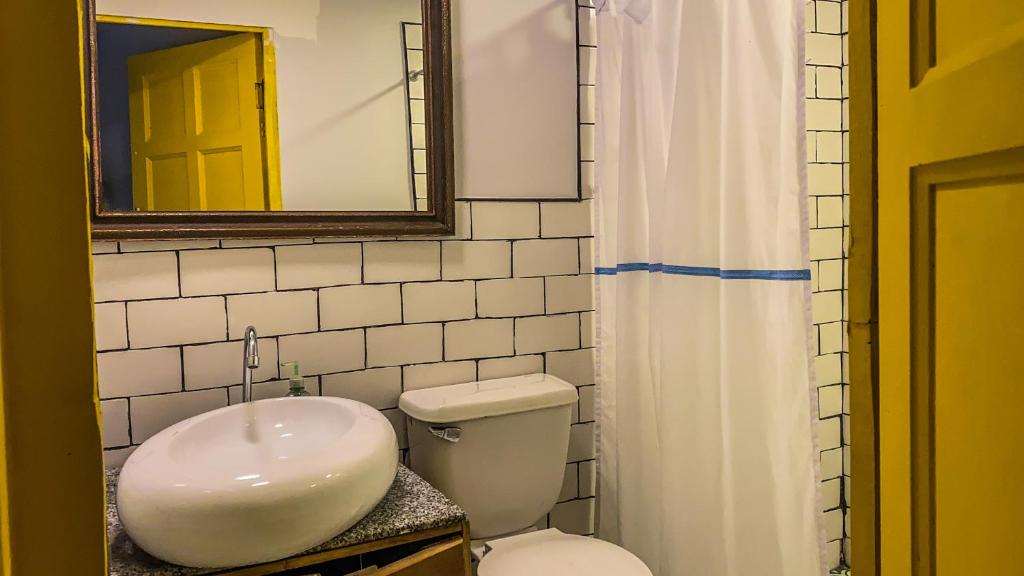 Koupelna v ubytování Fardo Hotel Autónomo en Bogotá - Zona T - Recepción Digital 24H