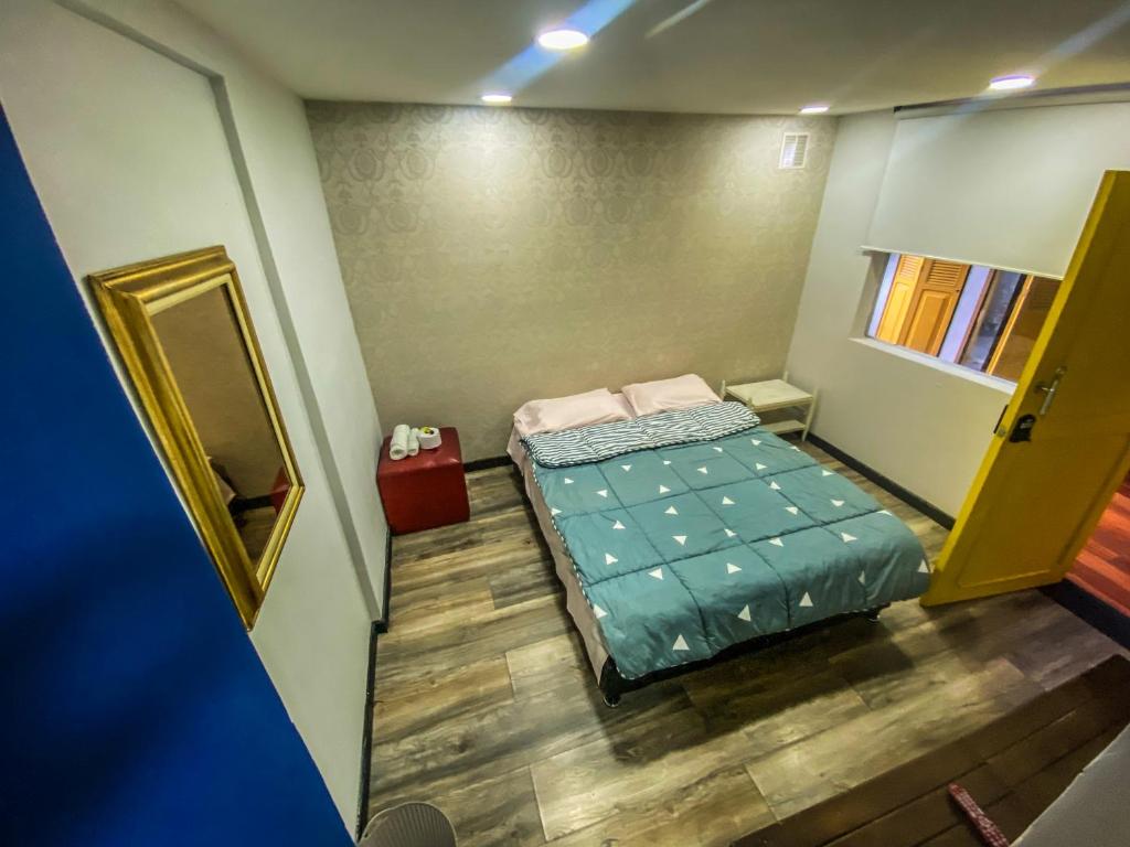 Postel nebo postele na pokoji v ubytování Fardo Hotel Autónomo en Bogotá - Zona T - Recepción Digital 24H