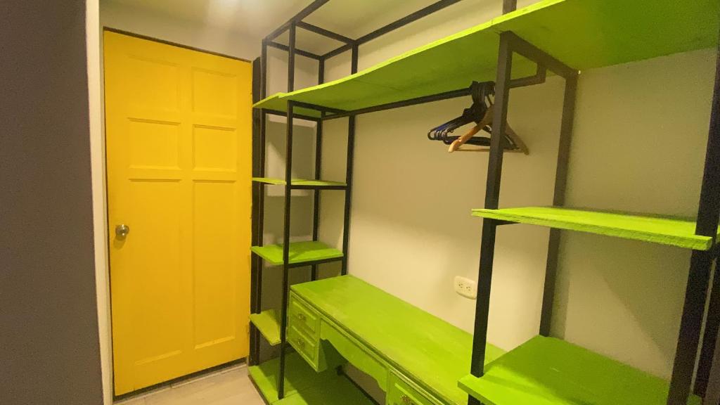 Palanda nebo palandy na pokoji v ubytování Fardo Hotel Autónomo en Bogotá - Zona T - Recepción Digital 24H