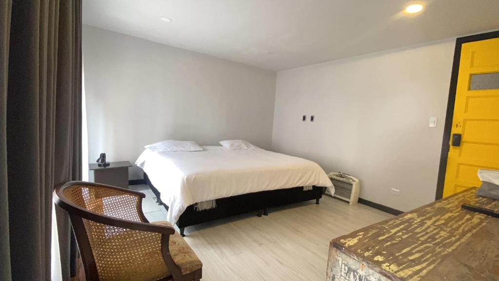 Postel nebo postele na pokoji v ubytování Fardo Hotel Autónomo en Bogotá - Zona T - Recepción Digital 24H