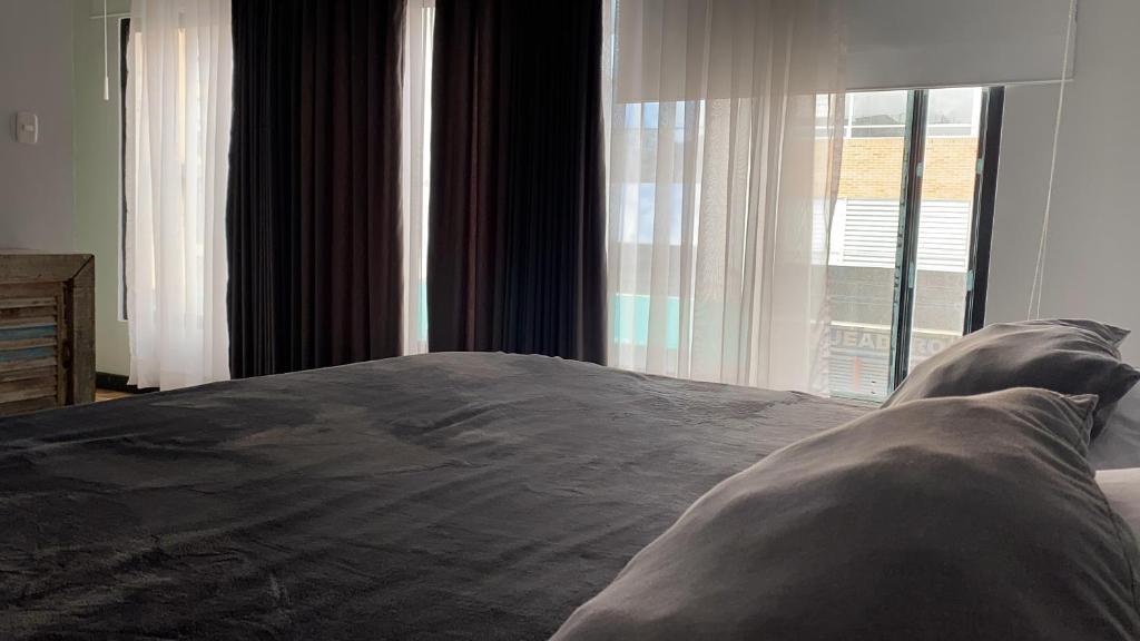 Postel nebo postele na pokoji v ubytování Fardo Hotel Autónomo en Bogotá - Zona T - Recepción Digital 24H