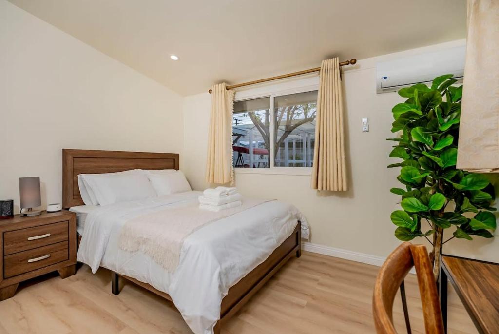 1 dormitorio con cama y ventana en Peaceful Family Home with 3 Bedrooms and 2 Bathrooms, en Glendora