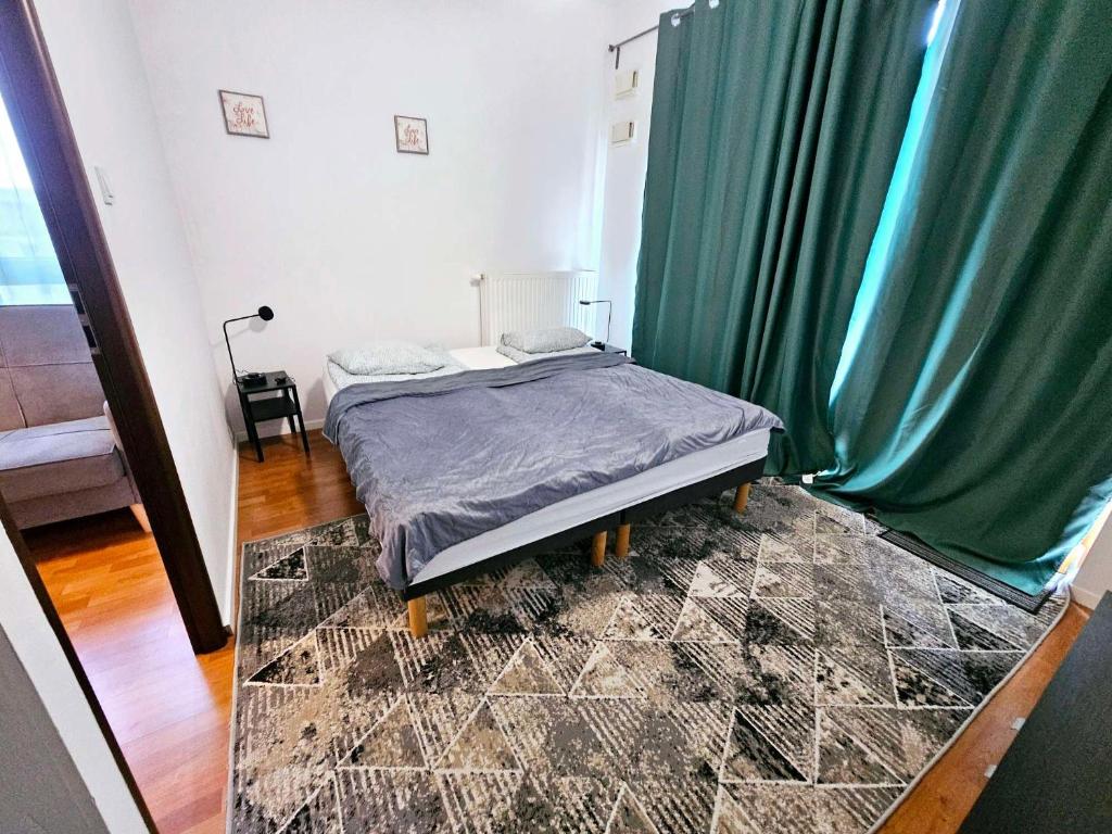 sypialnia z łóżkiem z zieloną zasłoną w obiekcie FIRST -- Green Żoliborz apartment 3 w Warszawie