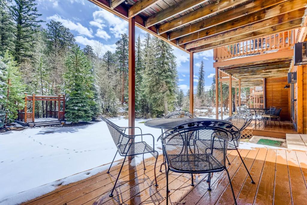 Un patio con una mesa y sillas en una terraza. en Creekside Suites 01 by Estes Park Condos, en Estes Park