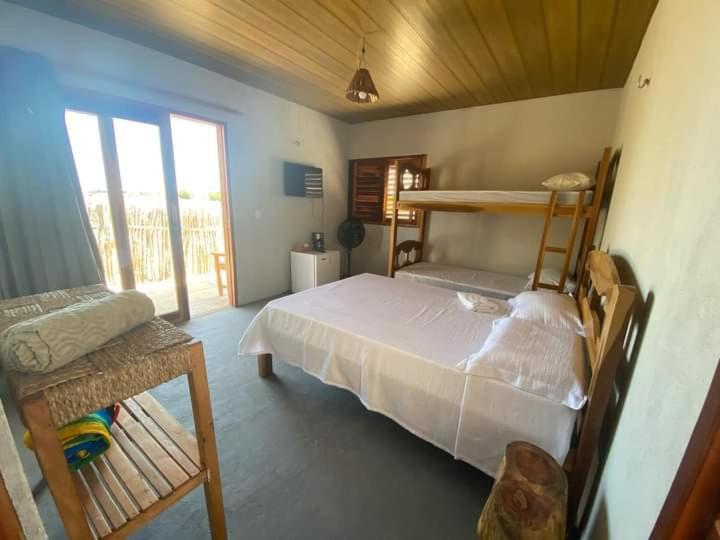 Ponta do AnelにあるChalé dos ventos Macapáのベッドルーム(二段ベッド1組、窓付)