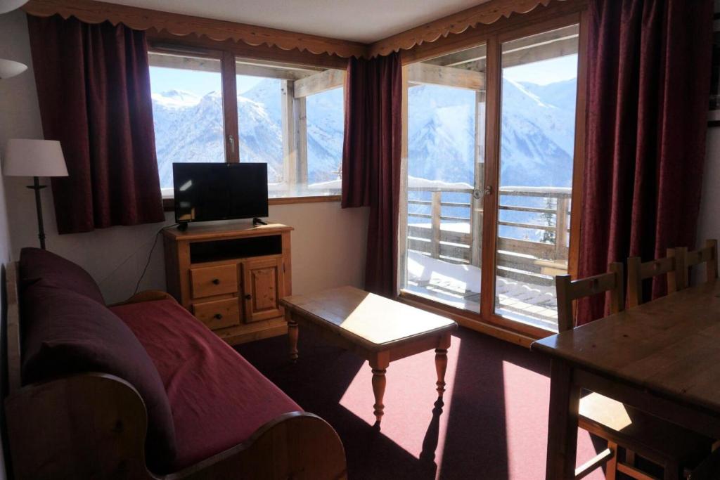 - un salon avec un canapé, une télévision et des fenêtres dans l'établissement Résidence Cristallines - 2 Pièces cabine 6 Personnes MAE-9378, à Orcières