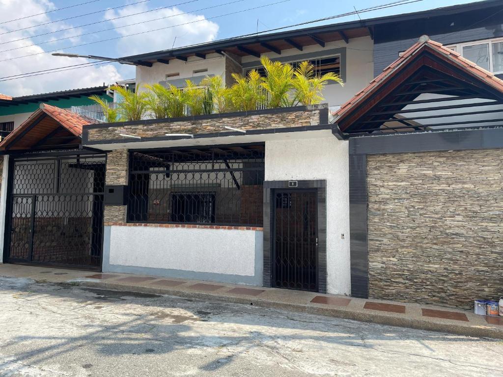 una casa con cancello e recinzione di Apartamento tipo estudio a Mérida