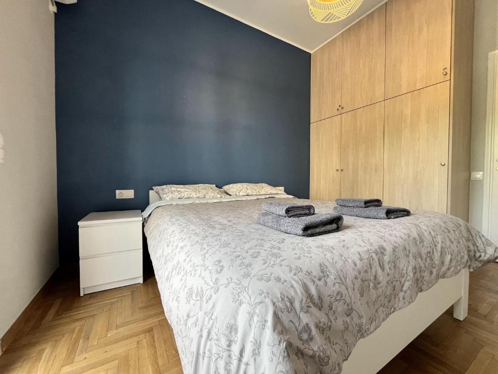 sypialnia z łóżkiem z dwoma ręcznikami w obiekcie Deseo 2 Apartments w Atenach