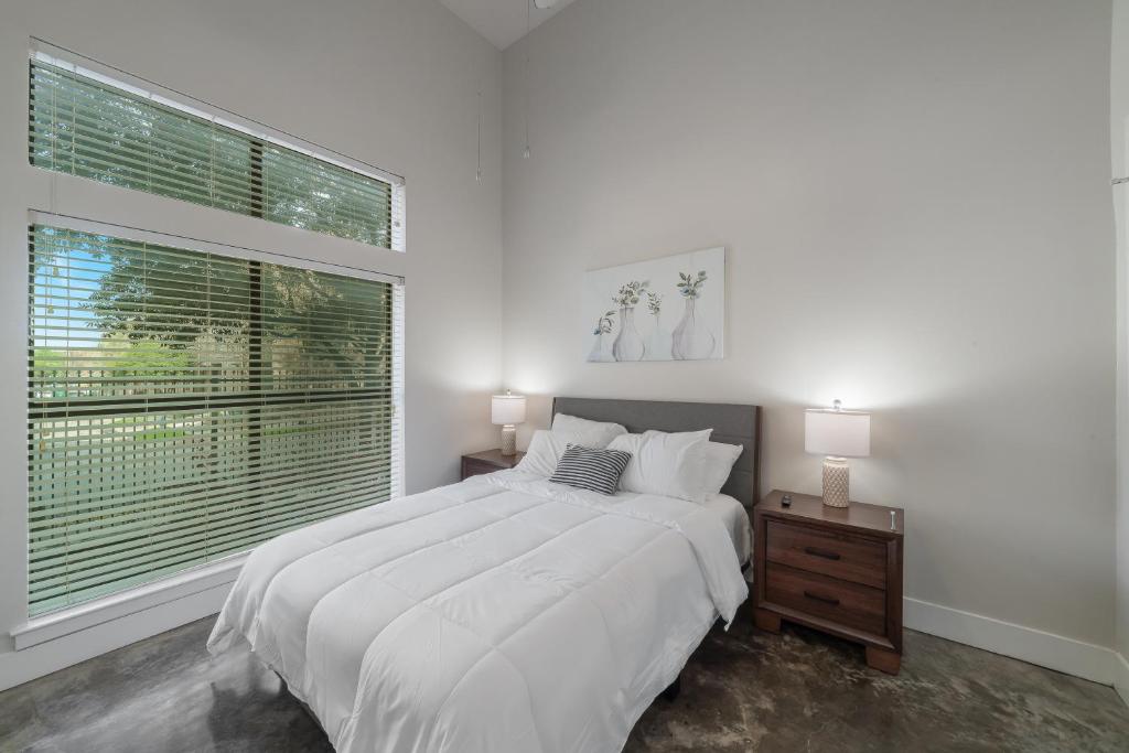 um quarto branco com uma cama grande e uma janela em Uptown 1br Apartment, Pool, Gym, Parking Cs em Dallas