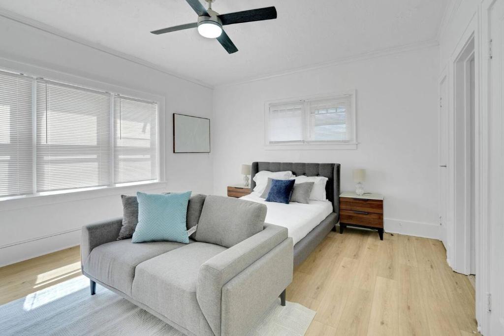 una camera con letto, divano e ventilatore a soffitto di Spectacular Studio Apartment a Rochester