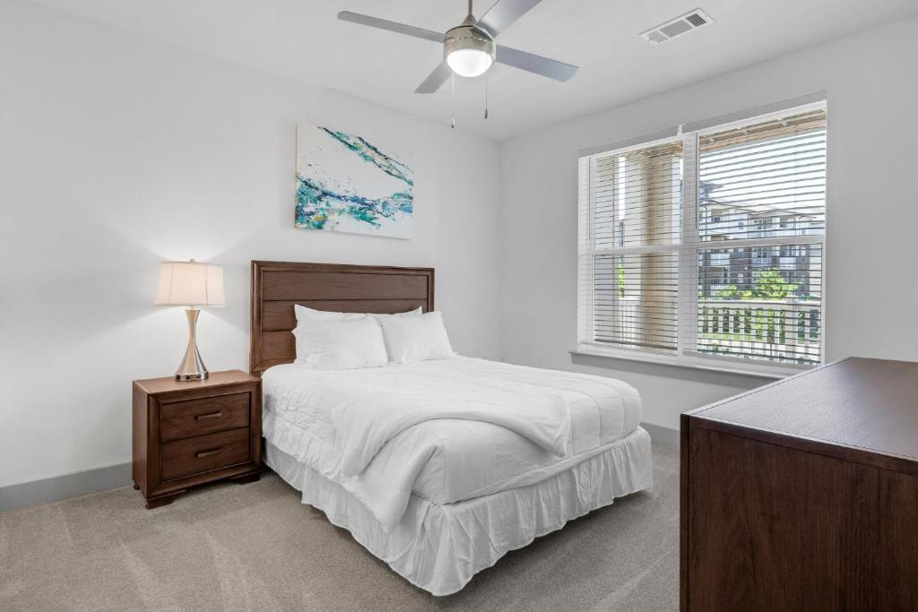 um quarto branco com uma cama e uma janela em Modern Luxury In The Heart Of Knoxville em Knoxville
