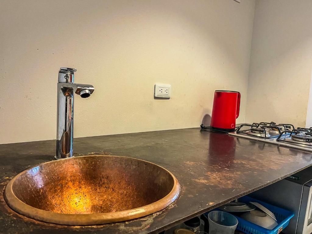 Kuchyň nebo kuchyňský kout v ubytování Fardo Hotel Autónomo en Bogotá - Zona T - Recepción Digital 24H