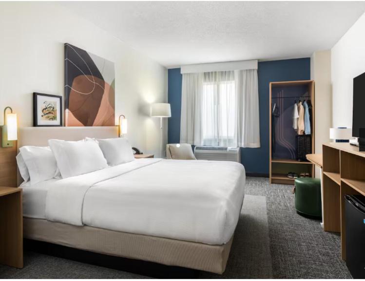 ein großes weißes Bett in einem Hotelzimmer in der Unterkunft Spark By Hilton Exton in Exton