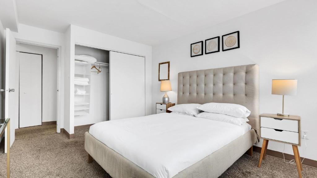 ein weißes Schlafzimmer mit einem großen Bett und einem Schrank in der Unterkunft Beautiful Corporate 2br Apartment, Pool Pp in Harrisburg