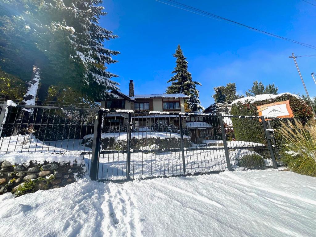 a gate in front of a house in the snow at Mirador de las Nieves in San Carlos de Bariloche