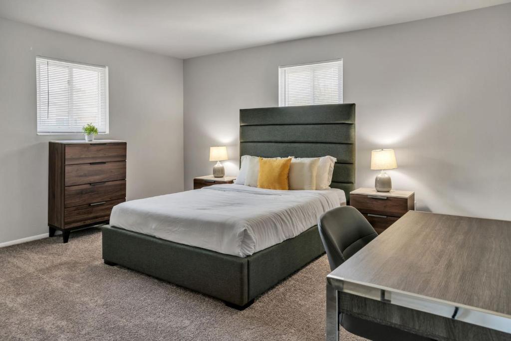ein Schlafzimmer mit einem großen Bett und einem Tisch in der Unterkunft Luxurious 2-bedroom Apartment In Wilmington in Wilmington