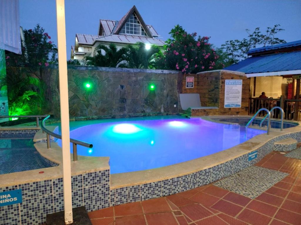 ein großer Swimmingpool in der Nacht mit Lichtern in der Unterkunft EL GALY SU HOTEL FAMILIAR in San Andrés