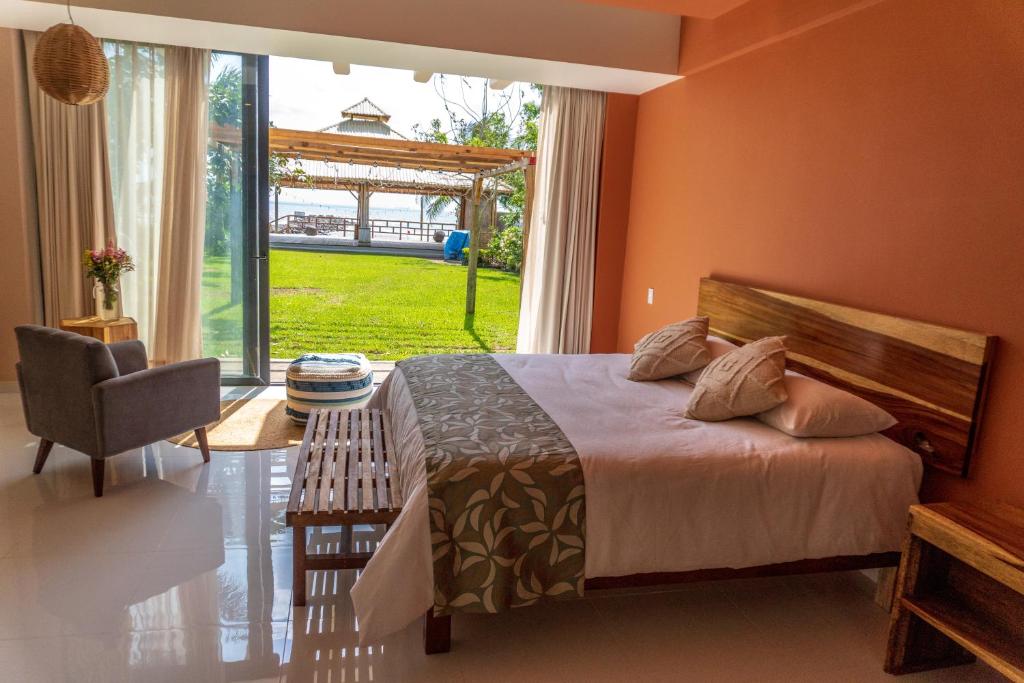 um quarto com uma cama, uma secretária e uma janela grande em Hotel Wellness - Belleza y Serenidad em Boca del Río