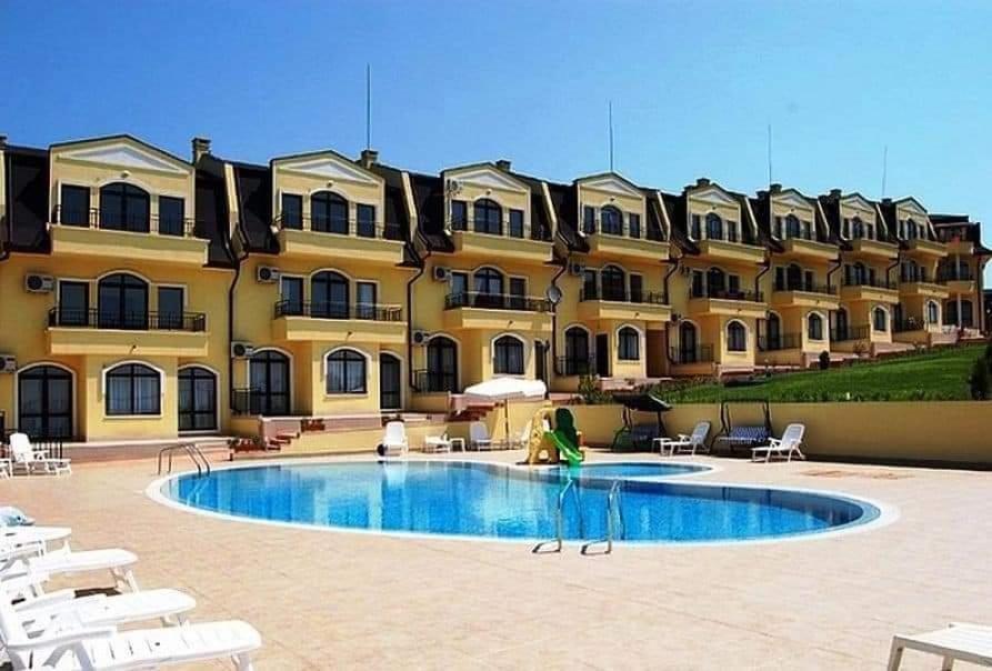 eine Person, die vor einem großen Gebäude steht in der Unterkunft Apartament Morela in Sonnenstrand