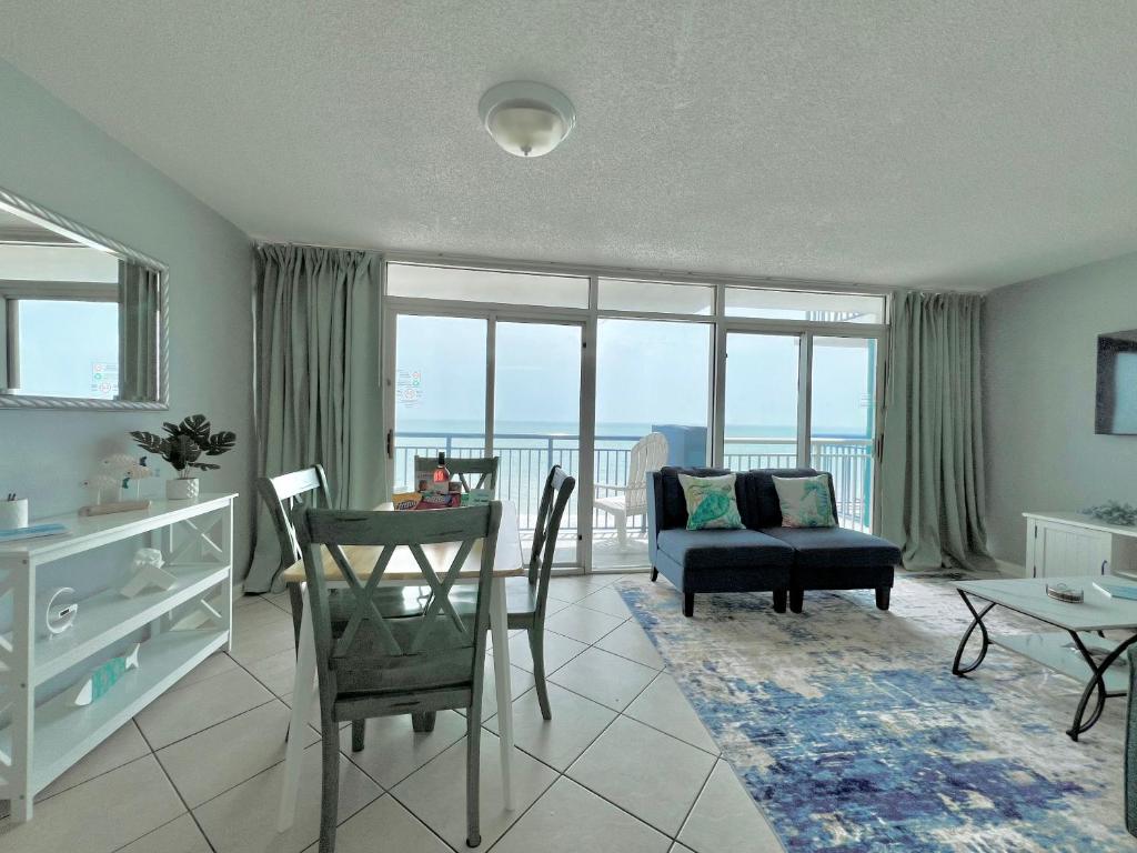Ein Sitzbereich in der Unterkunft Oceanfront Luxury 2BR King Suite Atlantica Resort