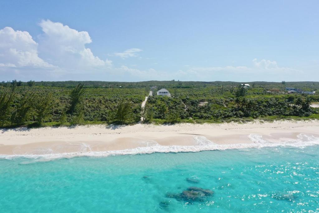 una vista aerea su una spiaggia e sull'oceano di The Better Life & Cottage home a Governorʼs Harbour