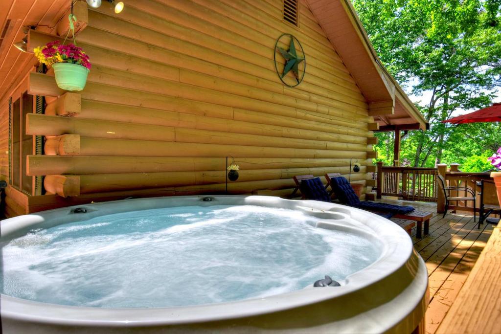 Fotografie z fotogalerie ubytování Goldfinch Rustic - Retreat w Hot Tub& Fire Pit v destinaci Ellijay
