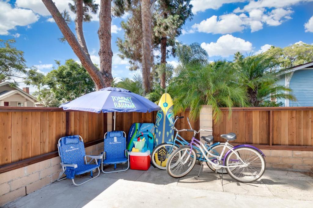 due biciclette parcheggiate accanto a sedie e ombrellone di The Kozi Sandbox a Oceanside