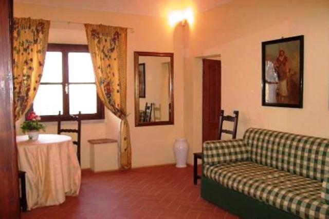 A seating area at Agriturismo Corte Virgiliana