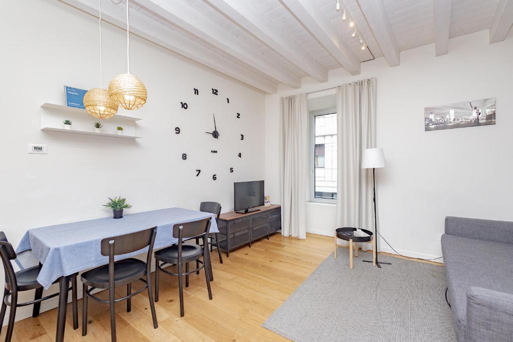 biały salon ze stołem i krzesłami w obiekcie CityLife w Bergamo