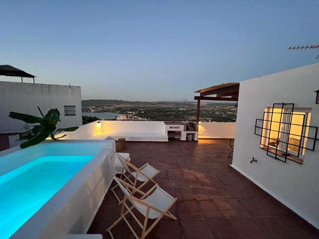 ein Schwimmbad auf dem Dach eines Hauses in der Unterkunft Casa Abades Arcos de la Frontera in Arcos de la Frontera