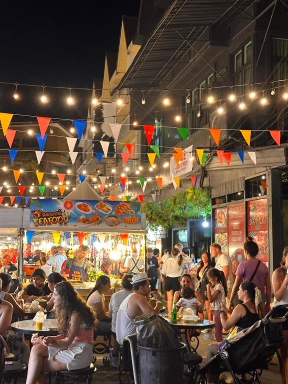 BT hotel Kata Beach tesisinde bir restoran veya yemek mekanı