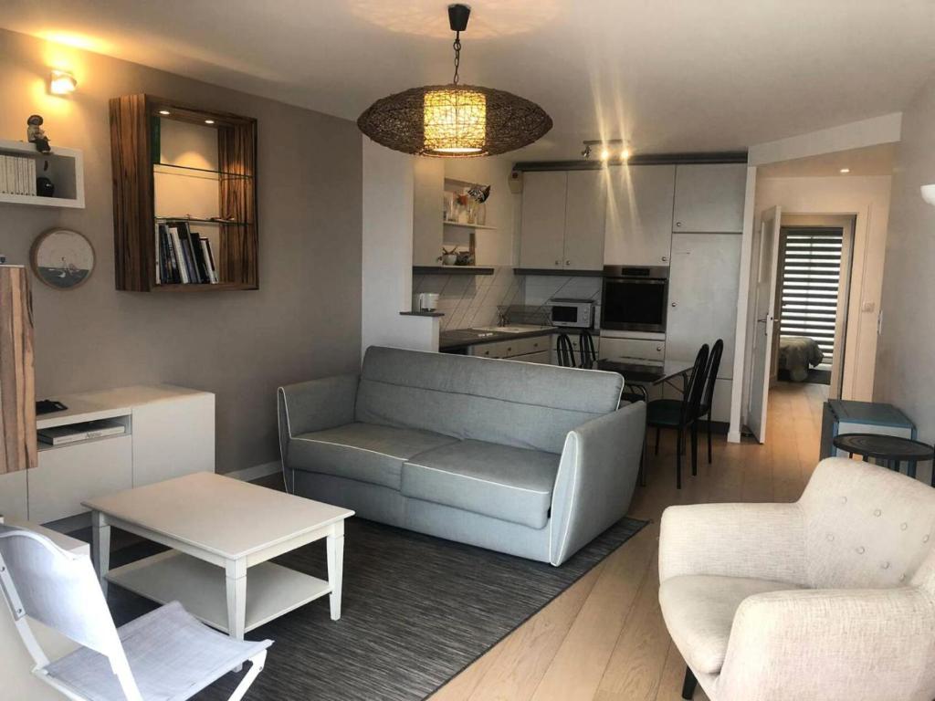 Köök või kööginurk majutusasutuses Résidence Regates - Bel appartement 43m² sur la digue du Val André, pleine vue mer, accès direct plage MAE-0061