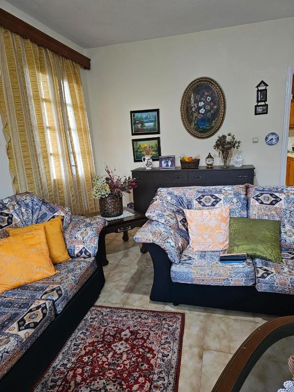 un soggiorno con 2 divani e un tavolo di Aira Villa a Përmet