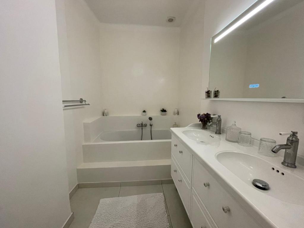 邦多勒的住宿－La naronne，白色的浴室设有水槽和浴缸。