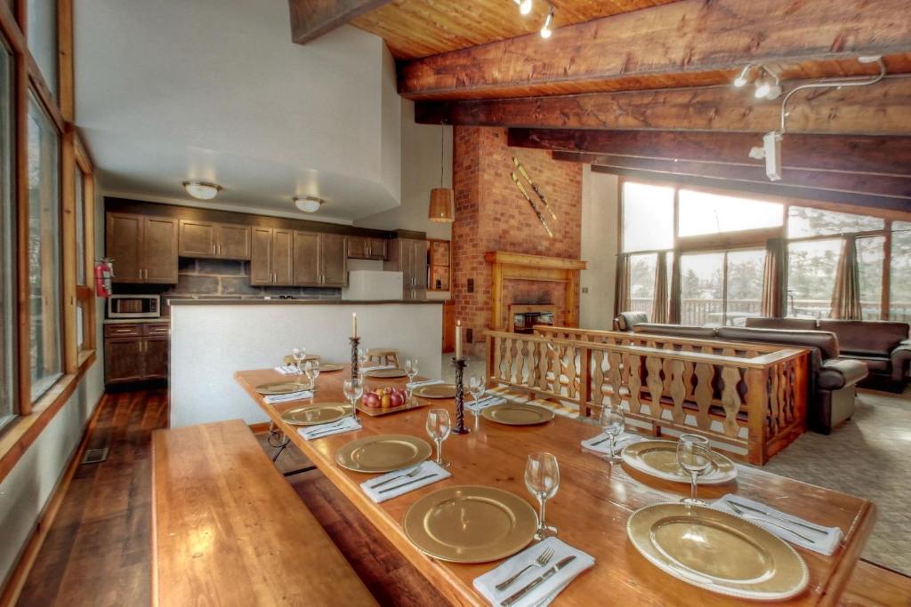 A kitchen or kitchenette at 8 Bedroom Spacious Chalet, Private Beach Access, Hot Tub, BBQ, Perfect for Large Groups at Blue Mountain, Petfriendly