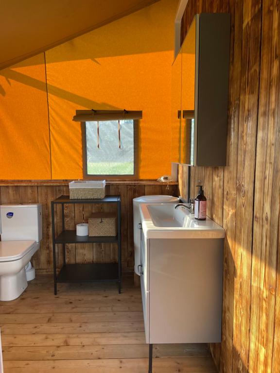Ένα μπάνιο στο Sielanka Glamping