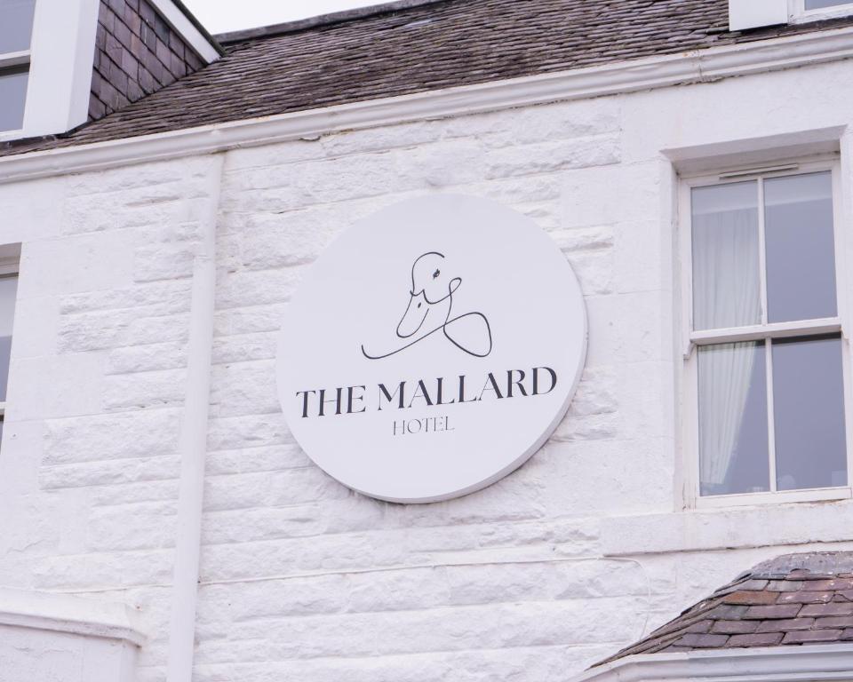 ガレインにあるThe Mallard Hotelの白い建物の看板