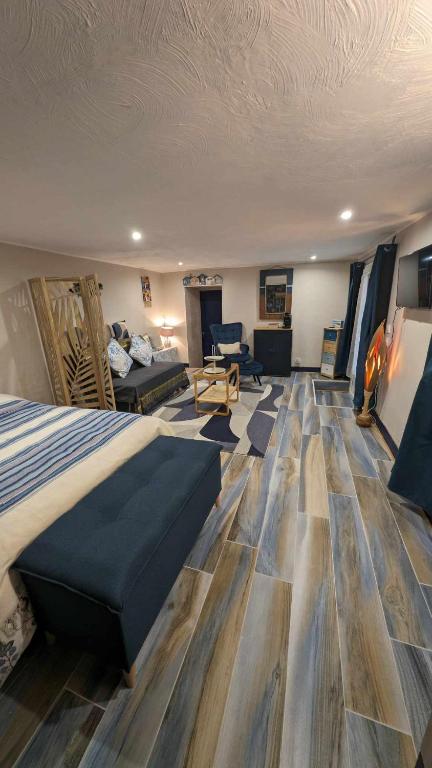 une chambre avec un lit et un salon dans l'établissement Studio 35m², Terrasse & Cuisine proche Carcassonne, à Montclar