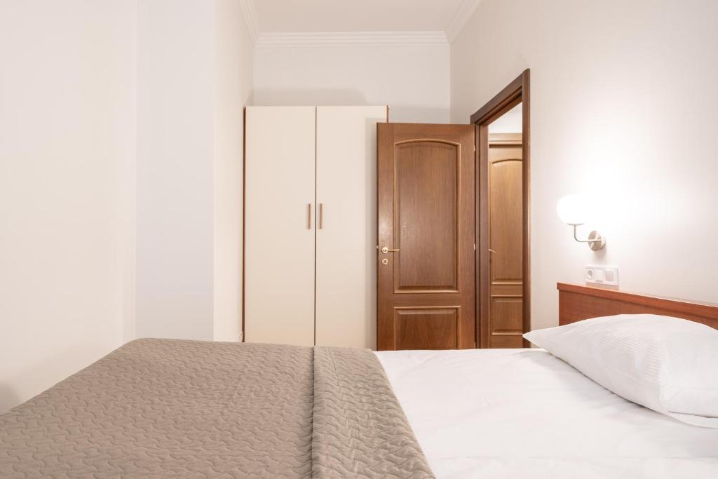 Postel nebo postele na pokoji v ubytování Old Town - Hall Square Apartment