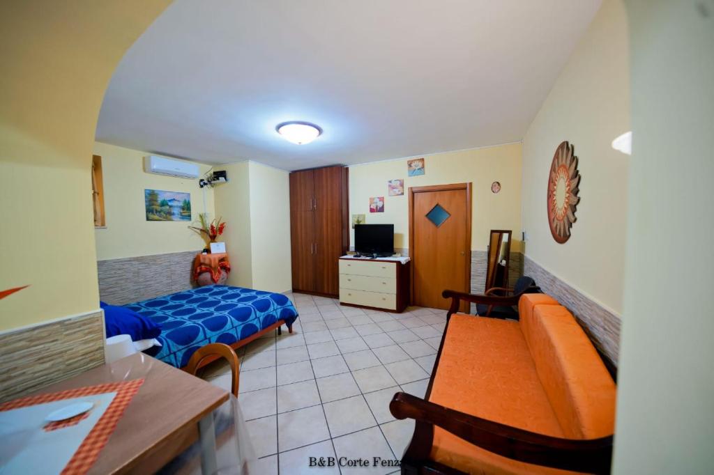 um quarto de hotel com uma cama e um sofá em B&B Corte Fenza em Nocera Inferiore