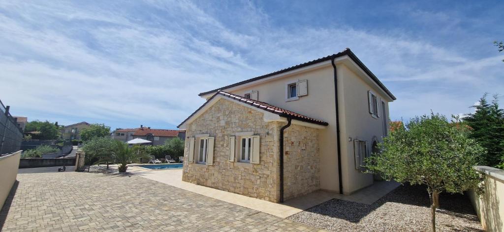 Budova, kde se vila nachází