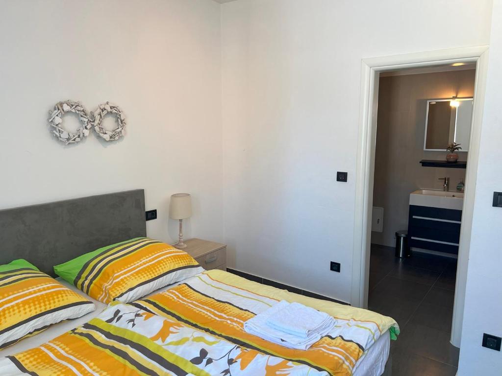 Posteľ alebo postele v izbe v ubytovaní Villa Pina Apartment Nicos 2-4 Pers