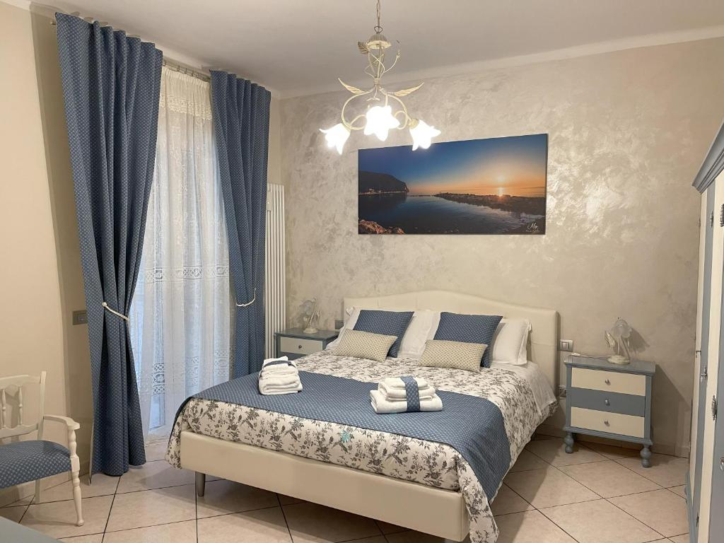 1 dormitorio con cama y lámpara de araña en CASA ROSSA CASTELFIDARDO, en Castelfidardo