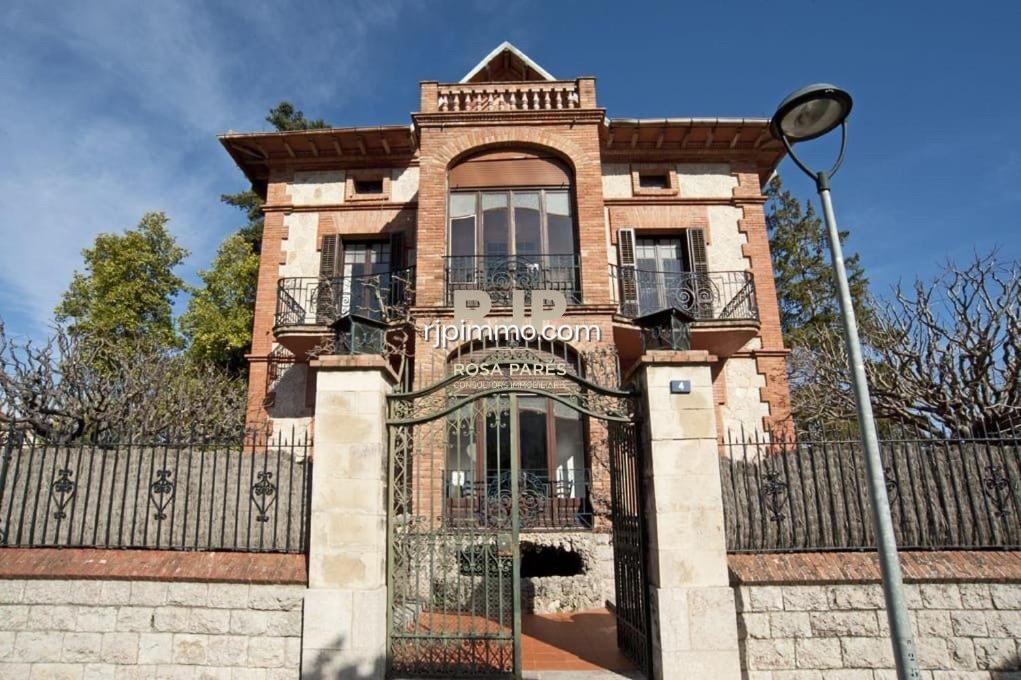 um edifício com um portão e uma vedação em Casa Cristina 1933 em Centellas