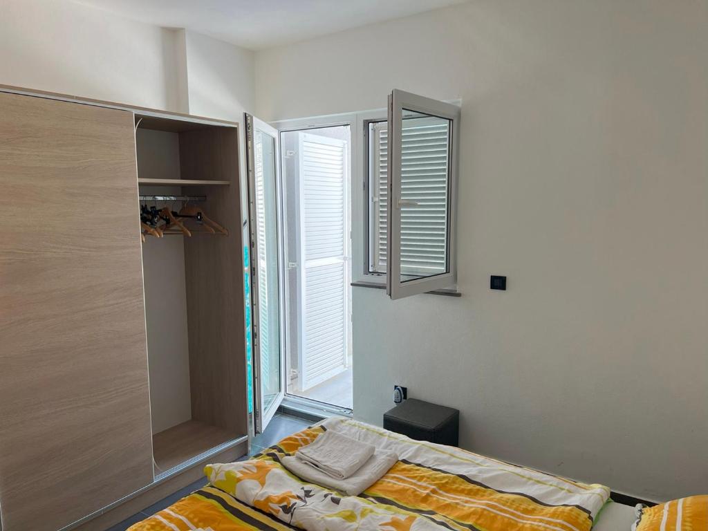 Posteľ alebo postele v izbe v ubytovaní Villa Pina Apartment Nicos 2-4 Pers