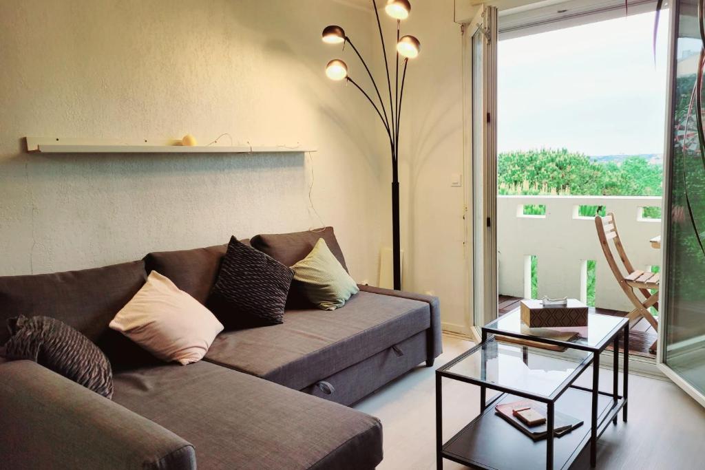 un salon avec un canapé et une table dans l'établissement Apartment T2 near the rugby's stadium, à Montpellier